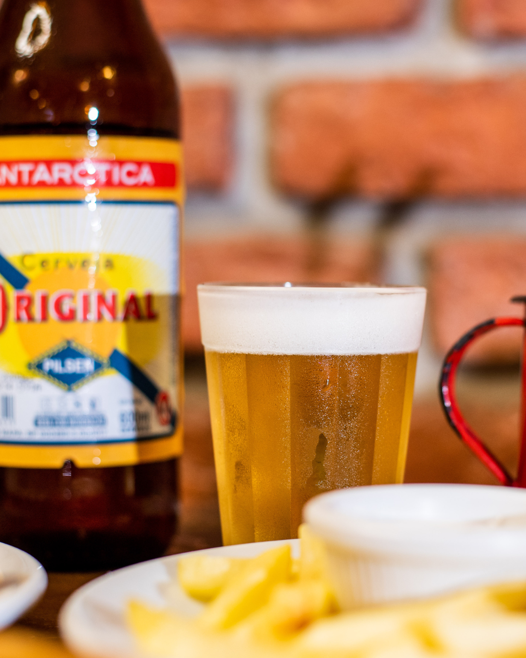 Petiscos, porções e caldos com cerveja gelada